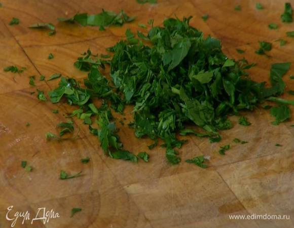 Петрушку мелко порубить.