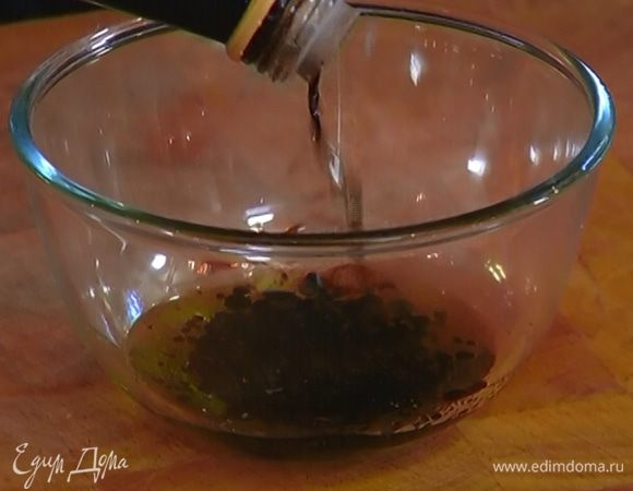 Приготовить заправку: соединить бальзамический уксус, бренди, оливковое масло, посолить, поперчить, перемешать. 