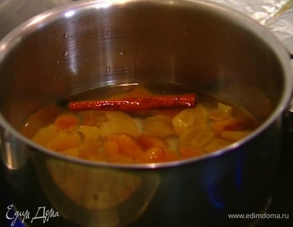 Добавить корицу и залить кипятком так, чтобы сухофрукты были полностью покрыты водой.