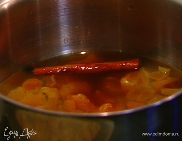 Поставить кастрюлю на огонь и, непрерывно помешивая, довести до кипения.