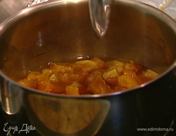 Как только вода закипит, снять кастрюлю с огня, добавить ванильный экстракт, мед и перемешать.