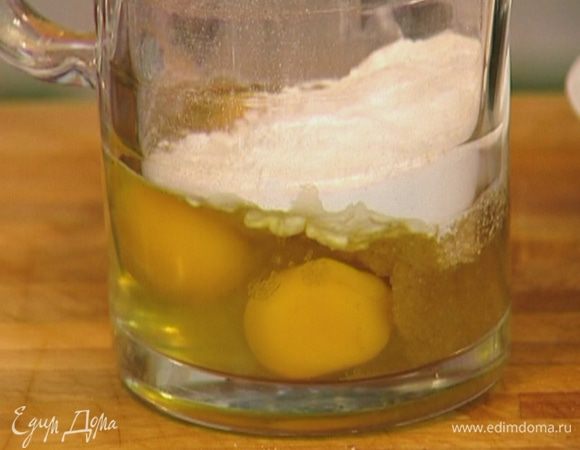 Яйца соединить с сахаром, мукой, ванильным экстрактом и солью и взбить миксером.