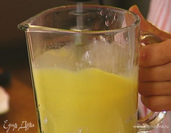 Не прекращая взбивать, влить молоко.