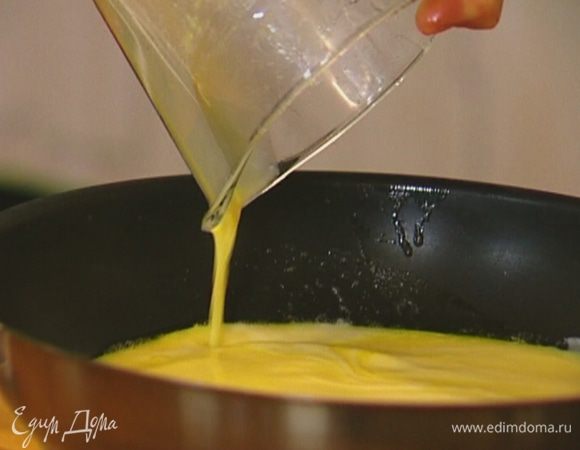 Разогреть в сковороде сливочное масло и влить яичную массу.