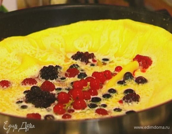 Сверху выложить ягоды, накрыть крышкой и готовить на небольшом огне 5–7 минут.