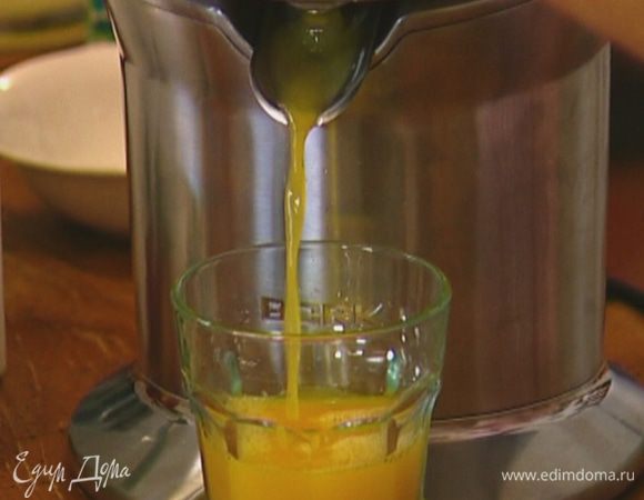 Из апельсинов отжать сок (должен получиться 1 стакан сока с мякотью).