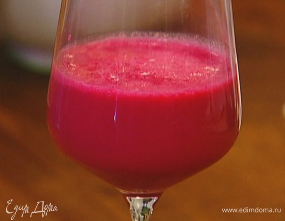 Свеклу поместить в блендер добавить йогурт и апельсиновый сок, все взбить.