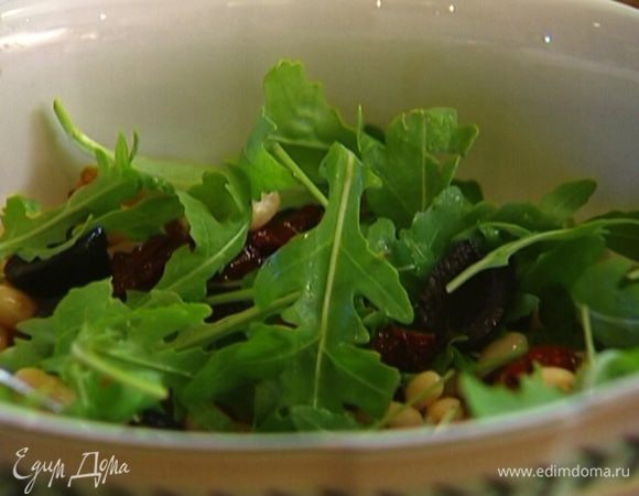 Готовую фасоль соединить с руколой.