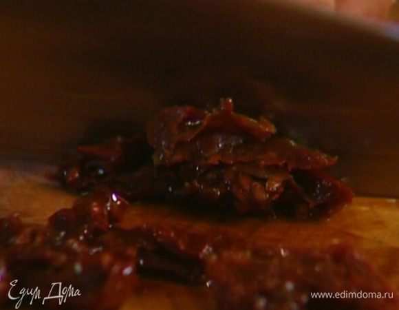 Оливки разрезать пополам и добавить к фасоли. 