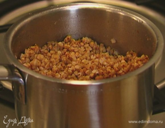 Гречку отварить согласно инструкции на упаковке.