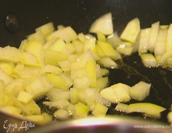 Разогреть в сковороде сливочное масло и 1 ст. ложку оливкового масла и обжарить лук до золотистого цвета.