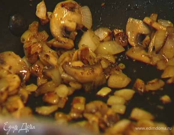 Добавить грибы, посыпать орегано, посолить, поперчить и еще немного прогреть.