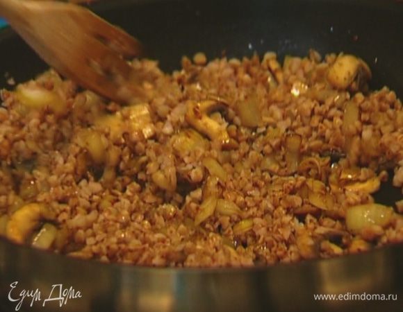 Выложить готовую гречку к грибам с луком (немного гречки оставить), обжарить все вместе.