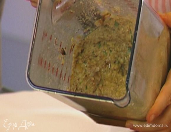 Гречку с грибами и петрушку измельчить в блендере, затем ввести яйцо и еще немного взбить.