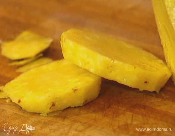 Ананас очистить и нарезать кольцами толщиной в сантиметр.