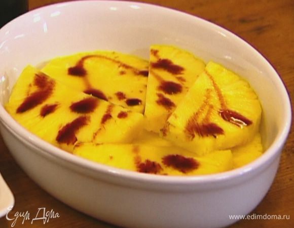 Выложить нарезанный ананас в форму для выпечки, сбрызнуть бальзамическим уксусом и ромом, оставить на 5-7 минут.