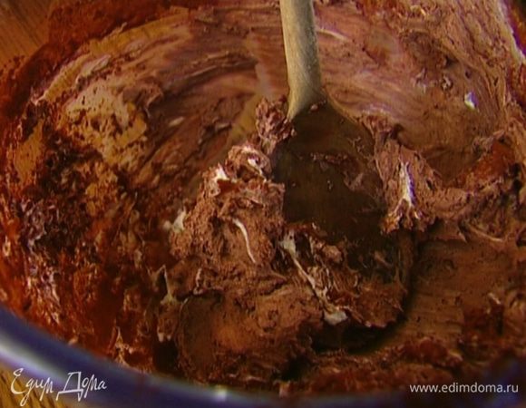 Добавить какао и вымешать массу деревянной ложкой. Если получится слишком густо, добавить еще немного сливок. 