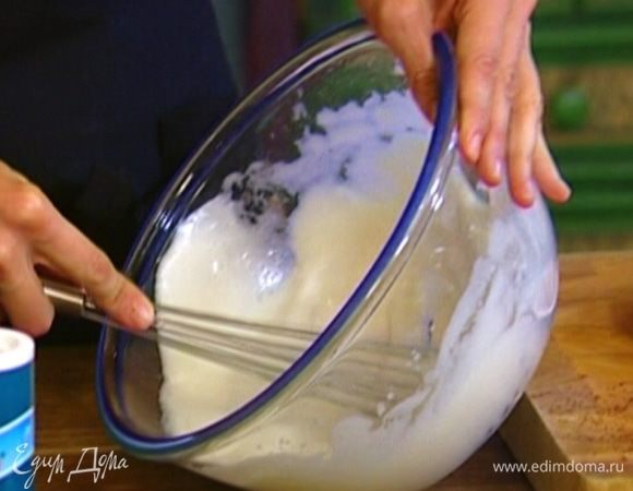 Не прекращая взбивать, всыпать небольшими порциями сахарный песок. 