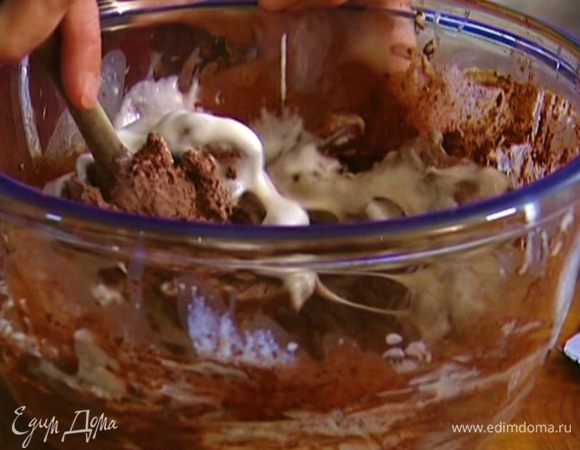 Когда масса загустеет, понемногу вмешать в нее маскарпоне со сливками, затем влить ликер и еще раз перемешать.  