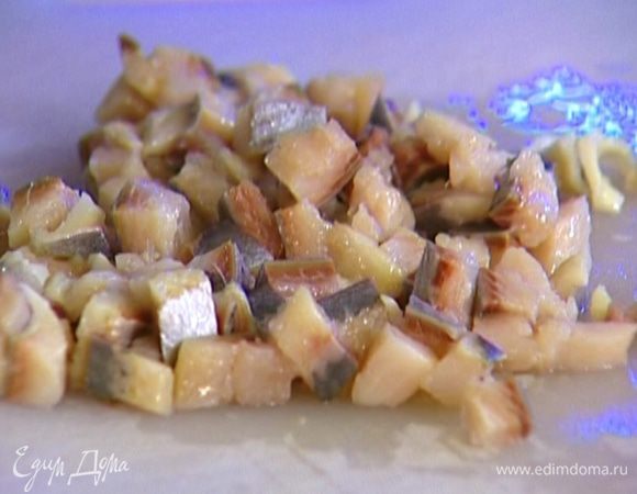 Филе сельди нарезать небольшими кусочками. 