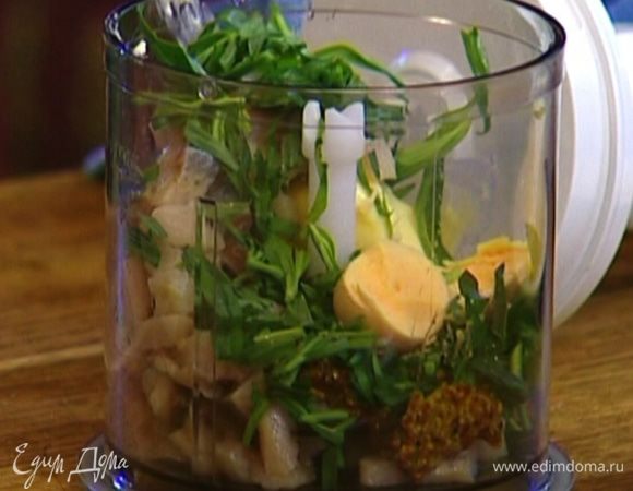 Предварительно размягченное сливочное масло, кусочки селедки, яичный желток, горчицу и горсть листьев тархуна взбить блендером в однородную массу. 