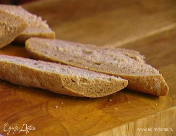 Хлеб нарезать и подсушить в духовке. 