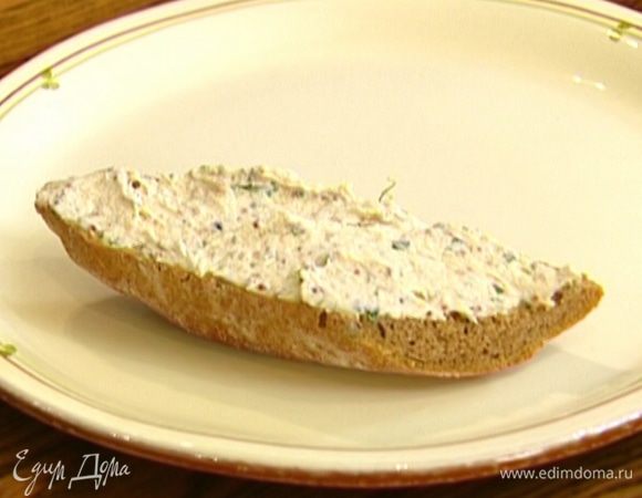 Когда хлеб подрумянится, намазать тосты селедочным маслом. 