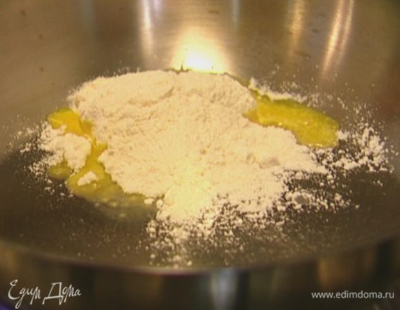 Приготовить соус бешамель: разогреть в сковороде сливочное масло, всыпать муку и непрерывно перемешивать, пока не получится гладкая однородная масса, затем влить молоко и снова вымешать.