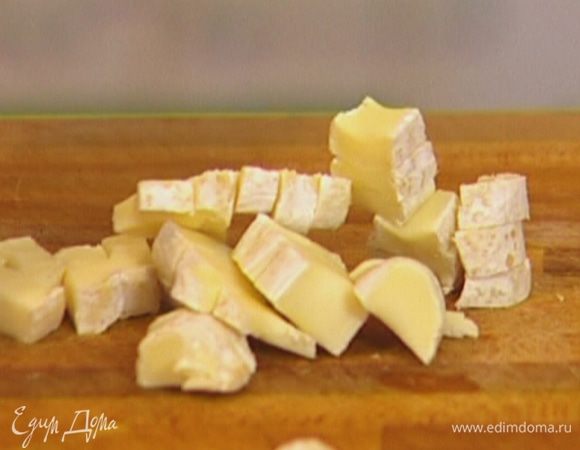 Сыр нарезать небольшими кусочками, добавить к желткам.