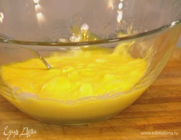 Добавить йогурт, 50 г предварительно размягченного сливочного масла, сахар, вымешать. 