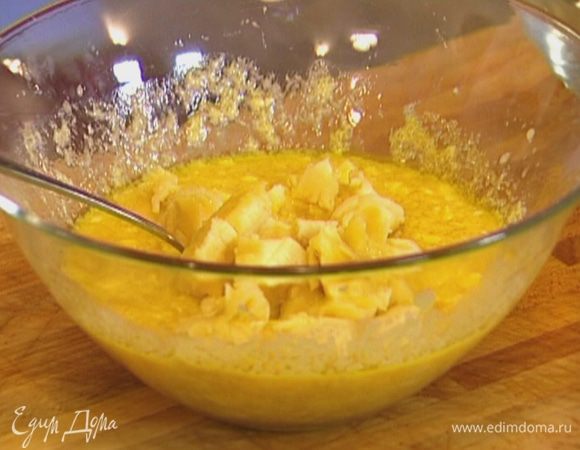 Банан почистить, измельчить и отправить в миску.