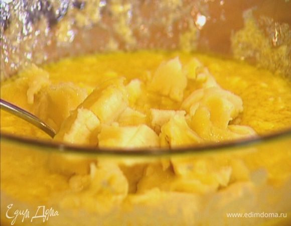 Влить ром, все перемешать. 