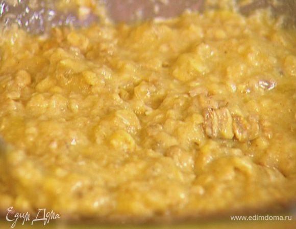 Всыпать муку с хлопьями в бананово-яичную массу и вымешать. 