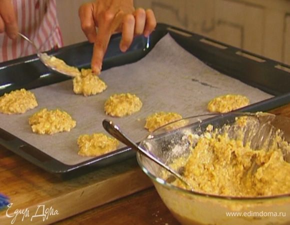 Противень застелить бумагой для выпечки, смазать оставшимся сливочным маслом и ложкой выкладывать небольшие печеньица из теста на некотором расстоянии друг от друга. 