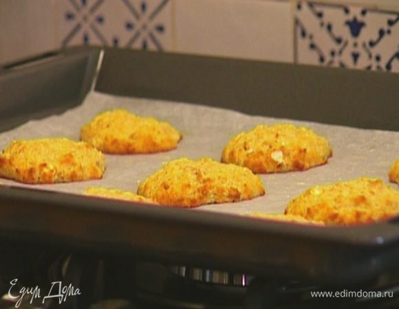 Выпекать печенье в разогретой духовке 10 минут. 