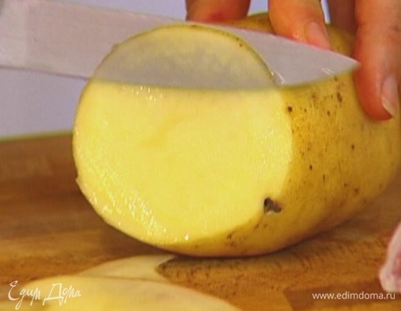 Картофель помыть и вместе с кожурой нарезать очень тонкими ломтиками.