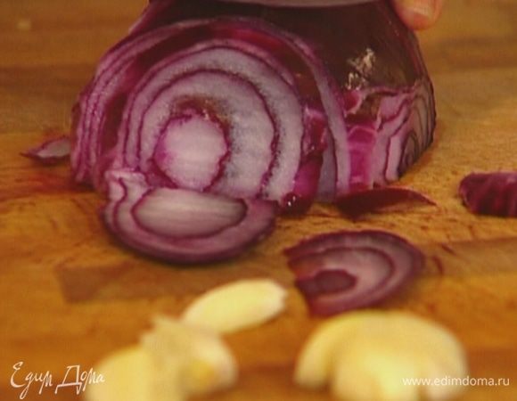 Лук нарезать полукольцами.