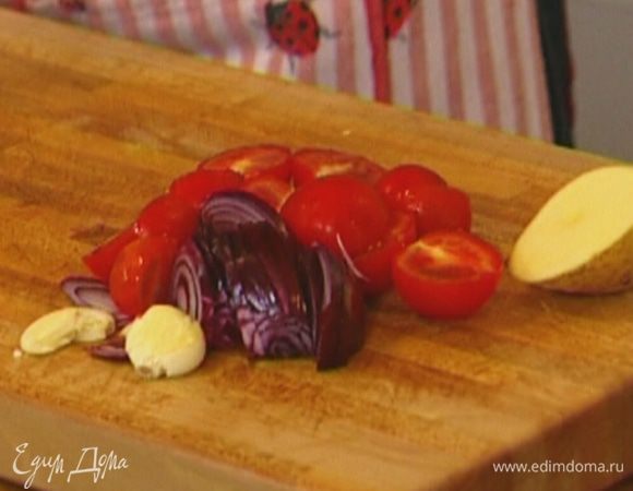 Помидоры черри разрезать пополам.