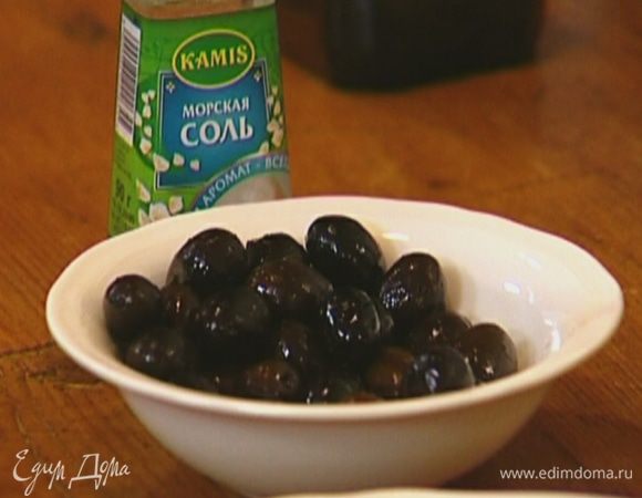 Из маслин вынуть косточки.