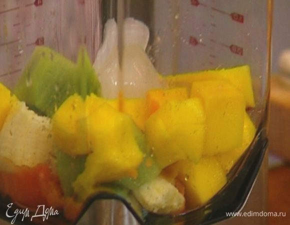 Все фрукты очистить от кожуры и поместить в блендер. 