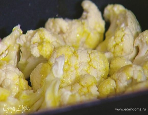 Цветную капусту разобрать на небольшие соцветия, выложить в глубокую форму для выпечки, сбрызнуть 2 ст. ложками оливкового масла, посолить, поперчить, перемешать и отправить в разогретую духовку на 20–30 минут.