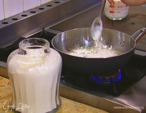 Добавить муку и, помешивая, обжаривать еще 2 минуты. 