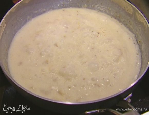 Влить молоко, посолить, поперчить и, постоянно помешивая, уваривать соус 5–7 минут, пока он не загустеет, затем протереть через сито.