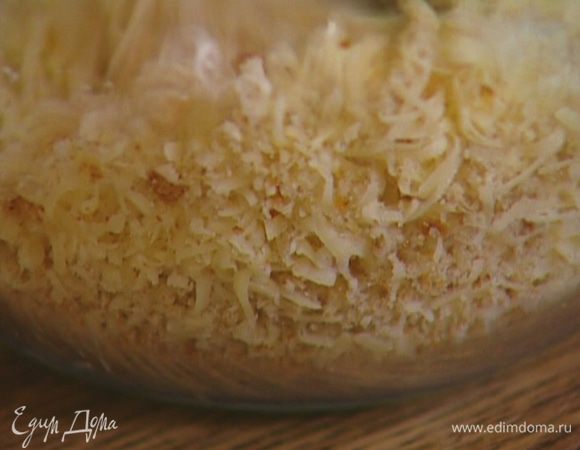 Соединить сыр с 3–4 ст. ложками хлебной крошки, перемешать, добавить шнитт-лук и еще раз перемешать.