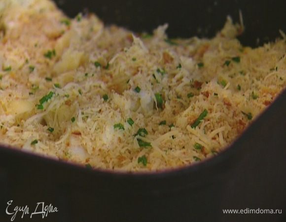 Капусту вынуть из духовки, перемешать, полить сверху молочным соусом и присыпать сухарями с сыром и луком. Отправить в духовку еще на 5–7 минут.
 
