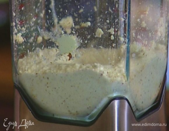 Добавить предварительно размягченное сливочное масло, сахар и взбить все в однородную массу.
