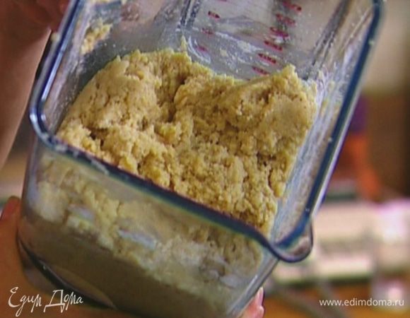 Всыпать муку и еще немного взбить. 