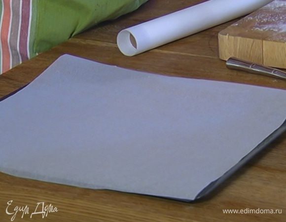 Застелить противень бумагой для выпечки.