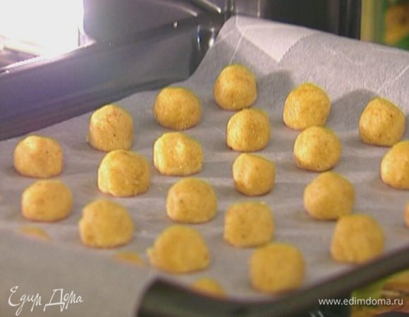 Отщипывая по маленькому кусочку теста, сделать небольшие шарики,  выложить их на противень и отправить на 10–15 минут в разогретую духовку.