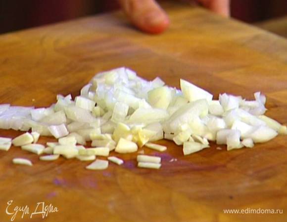 Луковицу и зубчик чеснока почистить и мелко нарезать. 